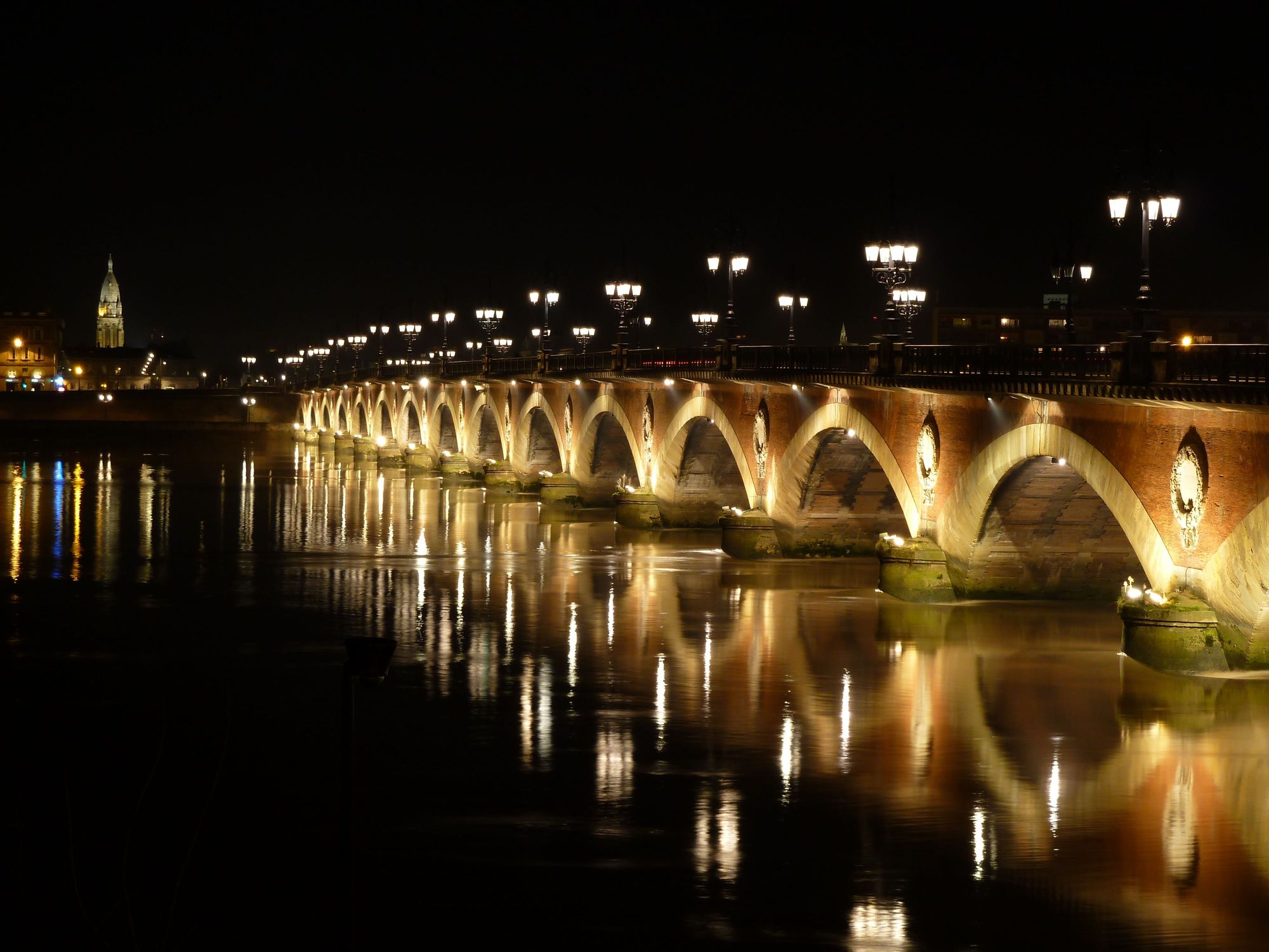 pont_de_pierre_de_nuit__15-choses-bordeaux-echange-maison