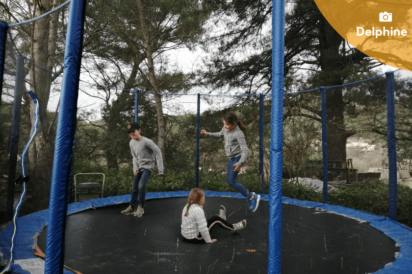 Noel-en-echange-de-maison-enfants-trampoline-min