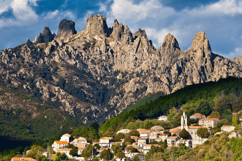 Randonnées en Corse sentier des Aiguilles de Bavella