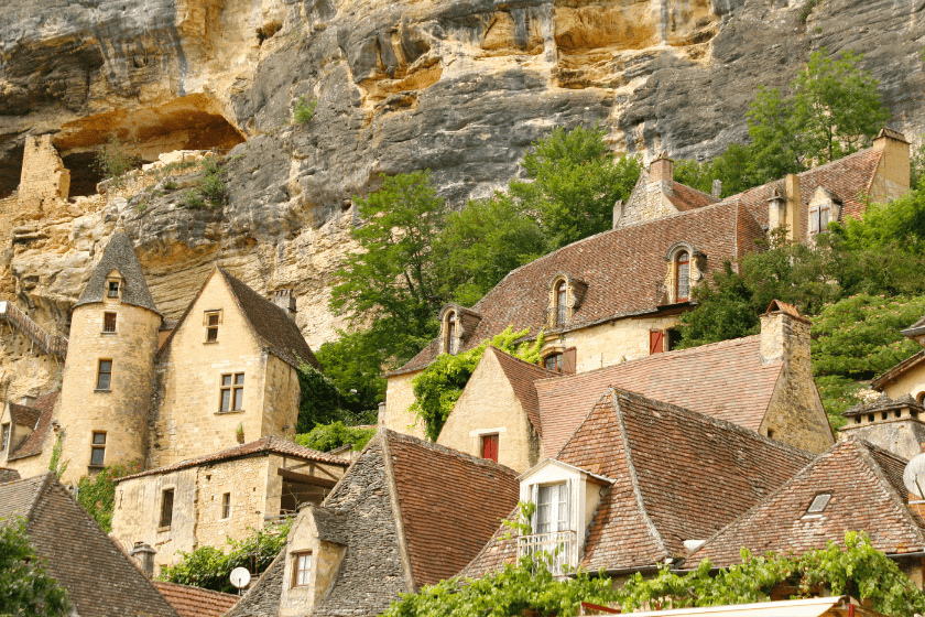 Que faire en Dordogne explorer Roque-Gageac cité troglodyte