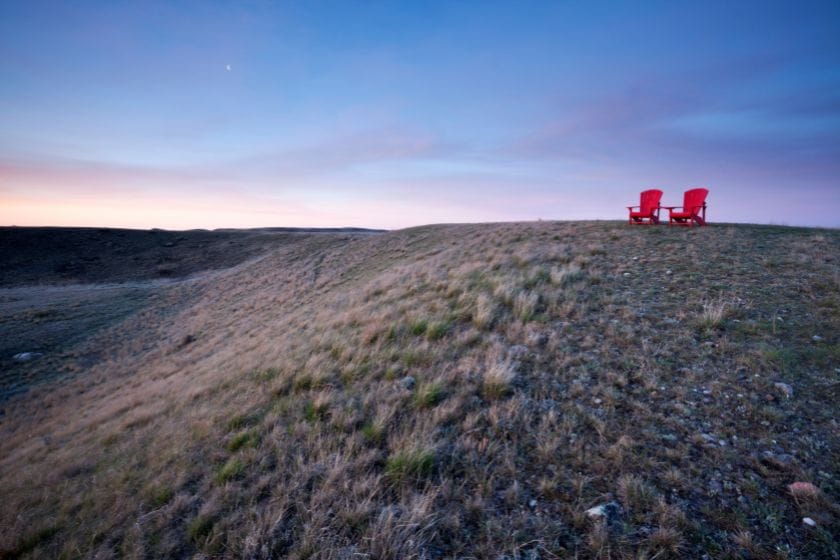 Les chaises de Parcs Canada au parc national de Prairies en Saskatchewan