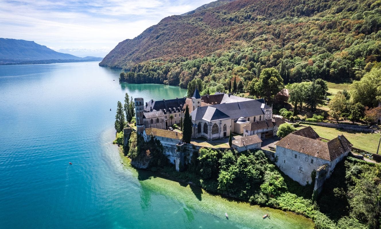 Village au Bord du Lac