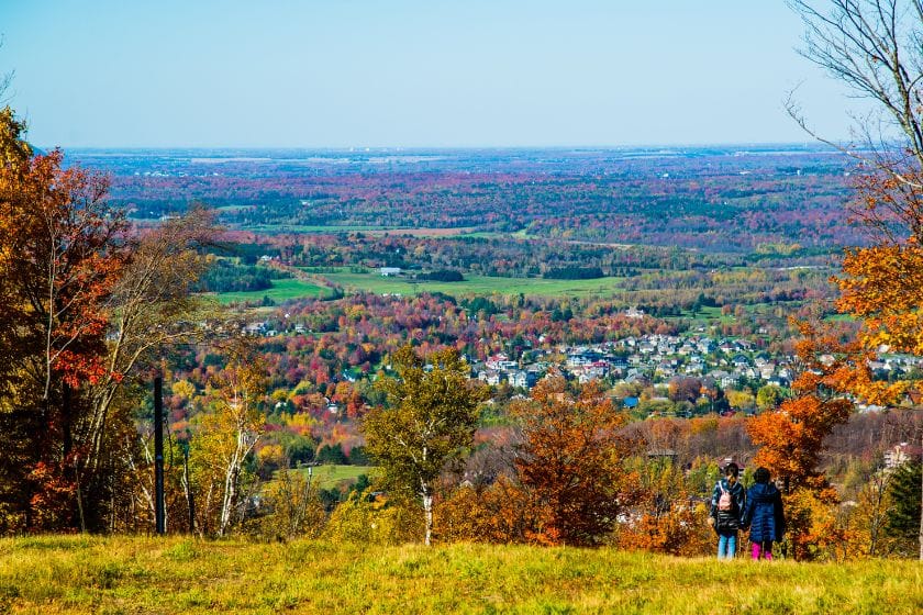 Au sommet de la montagne à Bromont à l'automne