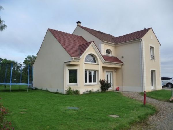Maison familiale moderne en bordure des champs à Le Tremblay-sur-Mauldre