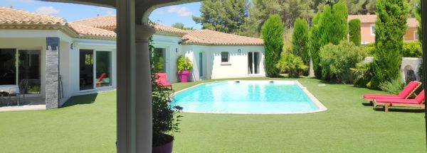 VILLA AVEC PISCINE AU BORD DU CANAL DU MIDI