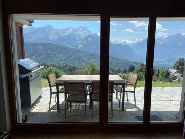 Villars-sur-Ollon, magnifique vue avec ski en hiver et randonnées en été