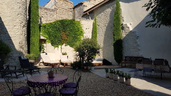 Maison de village, intérieur contemporain, calme, charme, caractère. Pas d echange en France  ni GP.