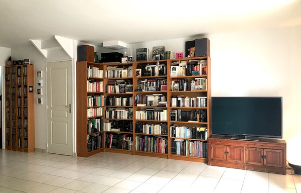 Maison au calme en centre-ville, à 10’ à pied de la gare d’Angers. Idéalement située. 4 chambres.