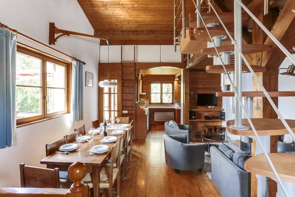 Chalet situé en haut d'Huez, en bordure de piste de ski (Alpe d'Huez)