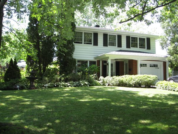 Banlieue arborée de Montréal, piscine chauffée,parc provincial St-Bruno