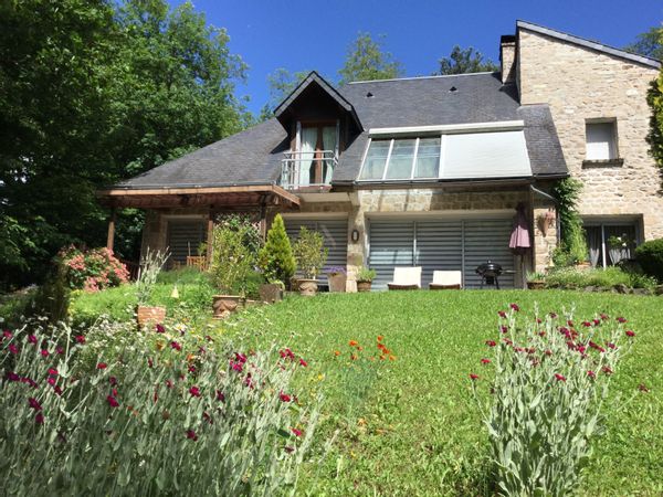 La maison sur la colline au milieu des arbres avec piscine couverte . 4 nuits minimum