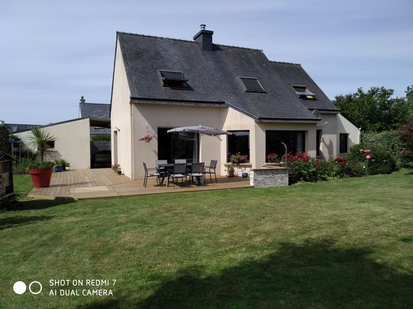 Maison avec jardin clos dans quartier tranquille.