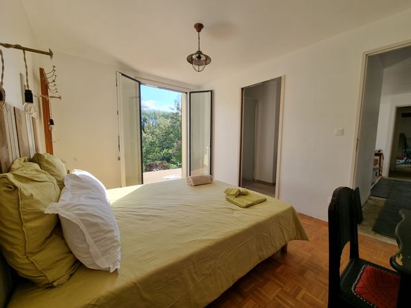 Une chambre avec salle d'eau privative et toilettes au rdc de notre maison, accès indépendant.
