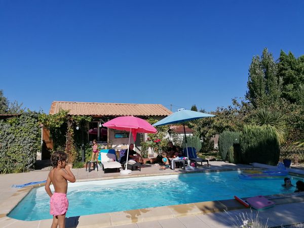 Duplex indépendant 2 chambres, salle d'eau, dans jolie maison avec piscine.