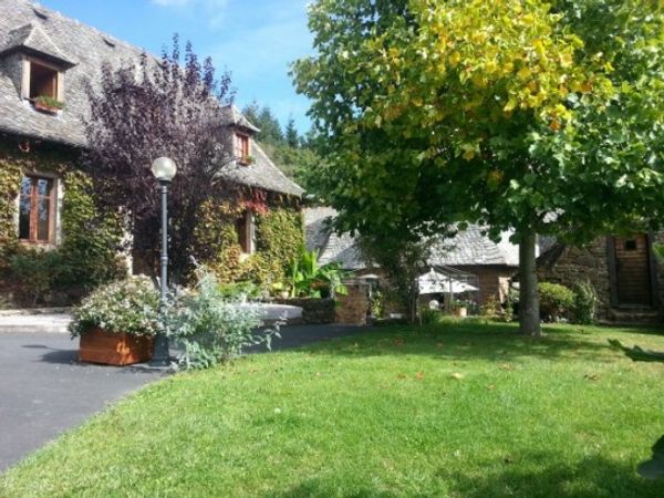 Belle  maison  de caractère  en pierre et toit lauze   très proche lot et Aveyron