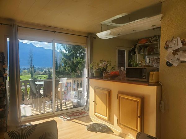 Vue montagne avec piscine à proximité du lac d'Aix les bains. Proche pistes ski de fond et raquettes