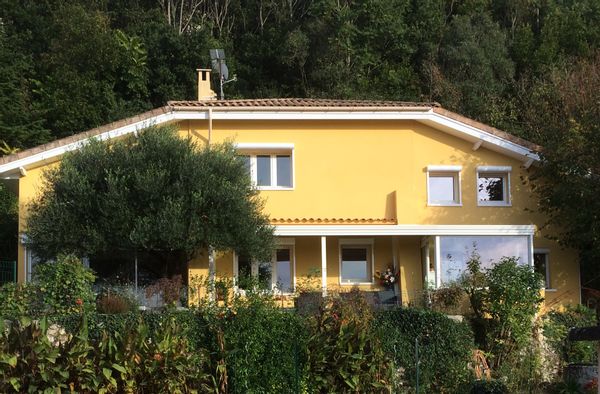 LA MAISON JAUNE ACCROCHEE A LA COLLINE