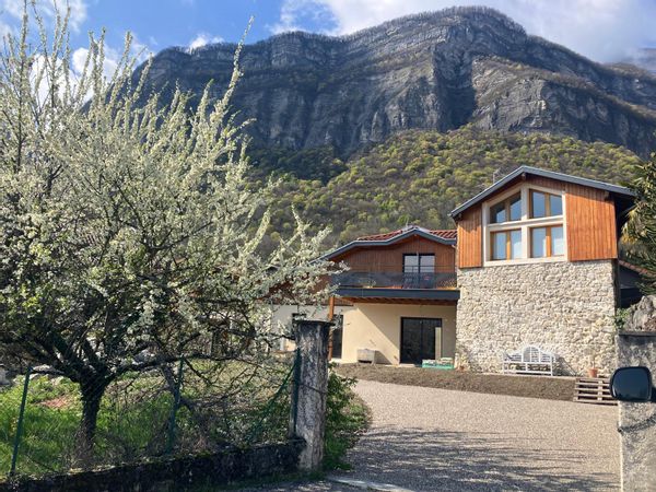 L'extension, en duplex, de Alix et Thierry face aux montagnes, au pied de la dent de Crolles