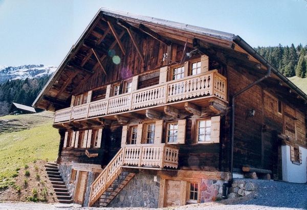 Chalet typique face aux montagnes