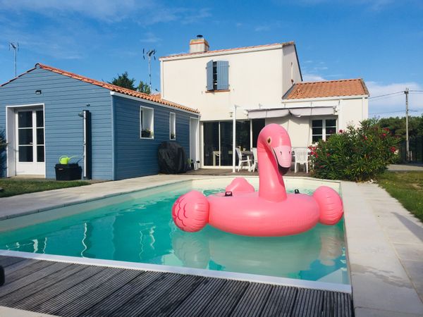 Maison familiale proche mer avec piscine chauffée.