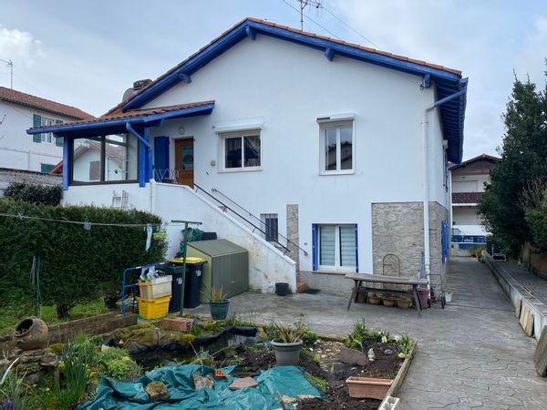 Appartement avec jardin dans maison basque