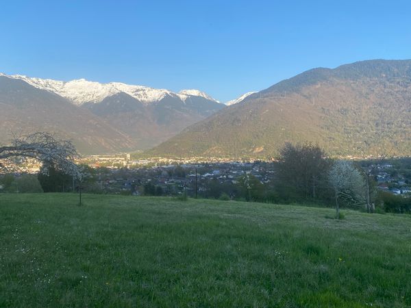 Appartement dans maison , plein sud avec jolie vue sur les montagnes dominant Albertville