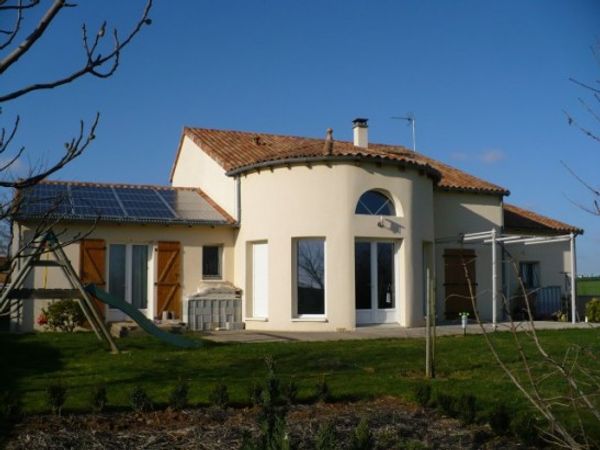 Pas d'échange cette année. Merci. Grande maison dans un quartier calme à Vivonne, France. Proche du Futuroscope (20 min), Puy du Fou ou marais poitevin (1h30)  et zoo de la Palmyre, zoo de Beauval, châteaux de la Loire (2 h)