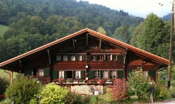 Magnifique chalet historique dans les alpes suisses Lisez notre annonce avant de nous contacter.