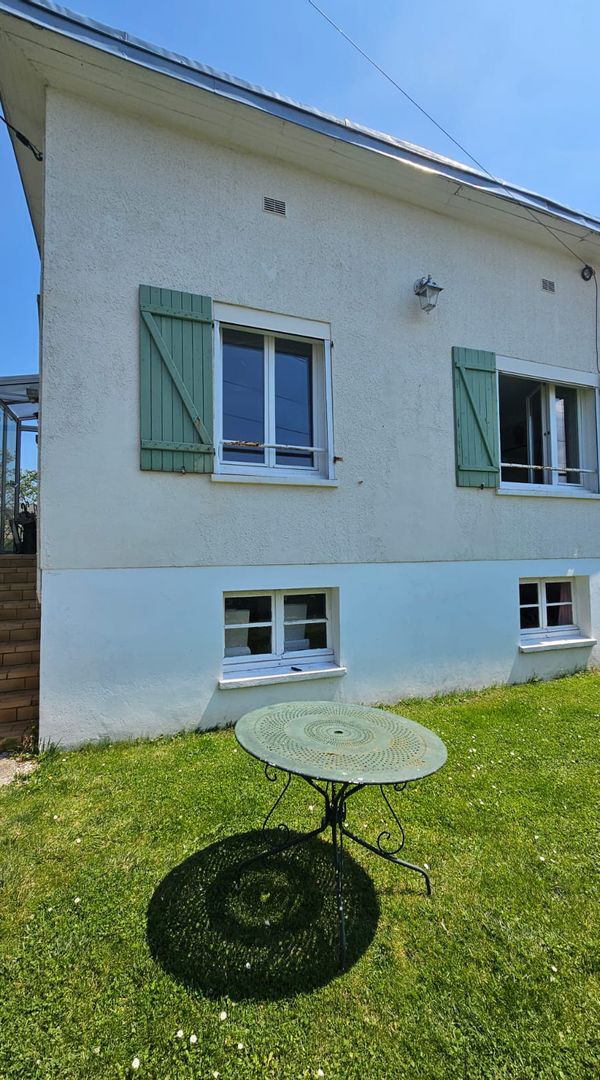 Maison et jardin au bord de la mer