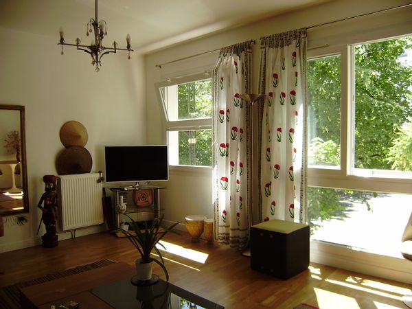Apartment  15 mn from les Champs Elysées and Opera in a quiet and green area .