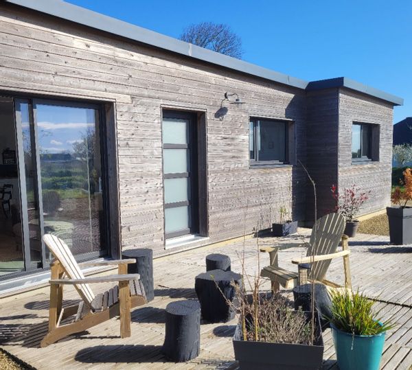 Maison en bois au sein d'une petite ville bretonne, proche des plages.