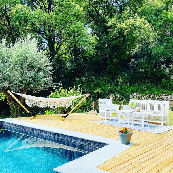 Maison avec piscine dans un écrin de verdure