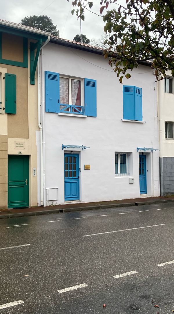 Maison de ville avec patio arboré