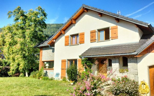 Maison familiale entre lacs et montagne