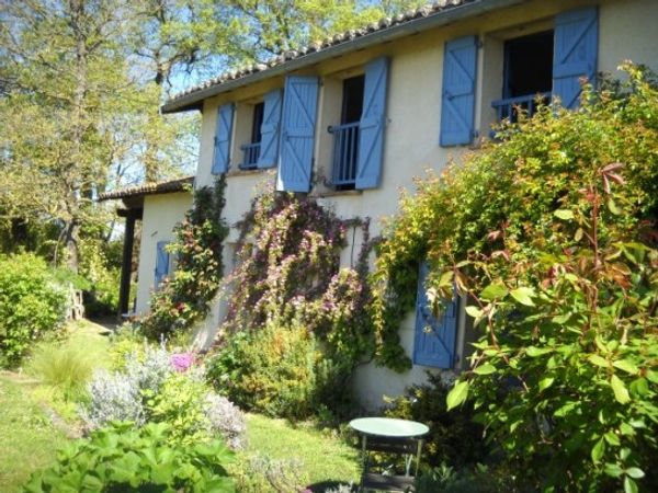 maison en haut d'un coteau, avec vue sur les Pyrénées,en Lauragais, proche du canal du Midi