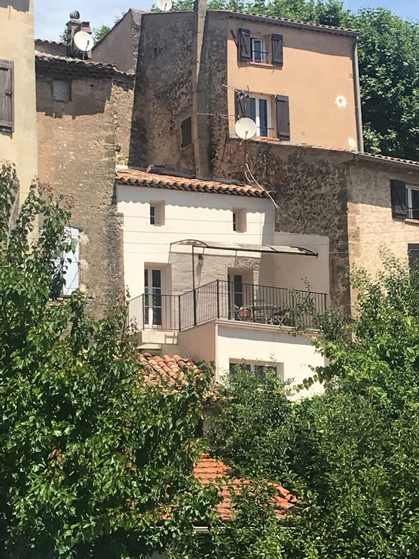 Maison de village du 17è siècle avec grande terrasse au cœur du village