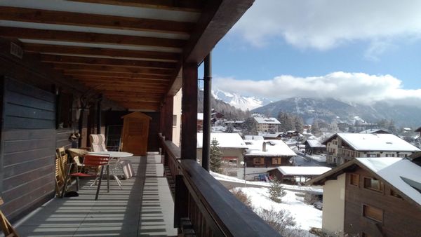 alpes suisses au bord d'un lac