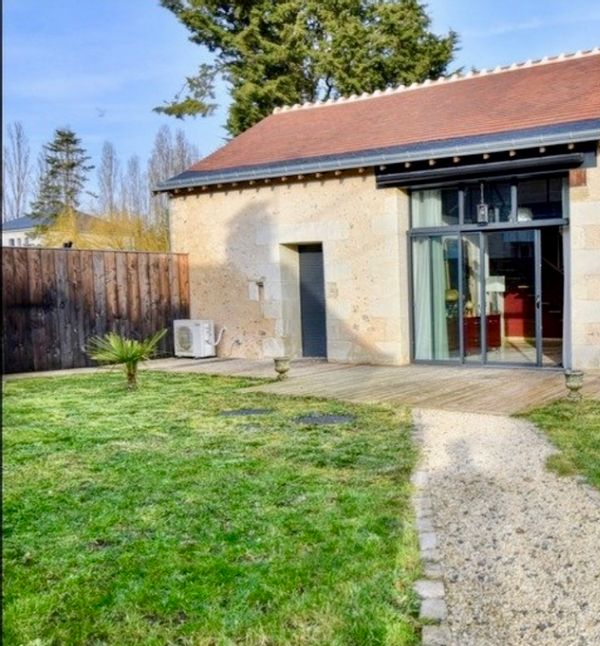 Maison cosy 2 chambres dans un hameau au coeur de la campagne et proches des chateaux de la Loire. Un jardin avec terrasse dans un environnement calme. Salon cathédrale avec canapé moelleux, cuisine équipée ouverte, une suite parentale au RDC avec salle de bain et WC et une seconde chambre à l'étage. Pompe à chaleur réversible et connexion fibre