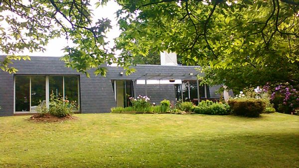 Maison lumineuse en Sud Bretagne entourée d'espaces verts arborés,
