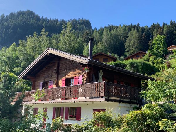Chalet de charme en Valais, avec sauna extérieur et vue sur les montagnes suisses