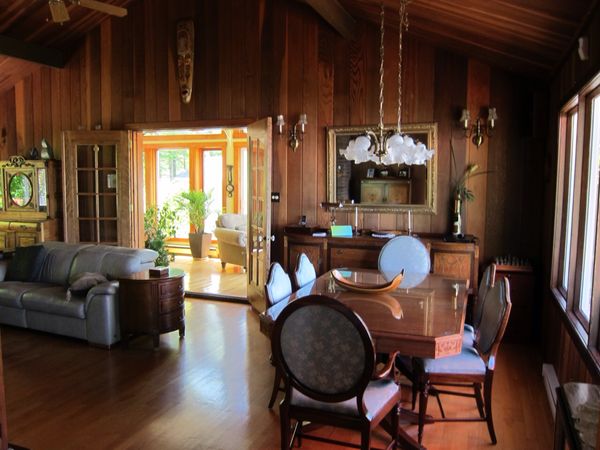 Grand confort directement sur le bord d'un lac.