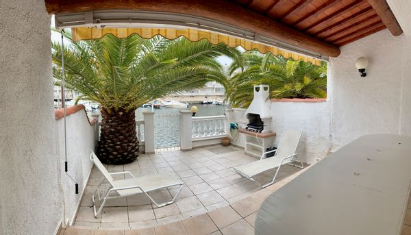 Maison entre port et canal dans la plus grande marina d'Europe. Situé dans la baie de Roses - Costa brava. Non disponible en juillet et août