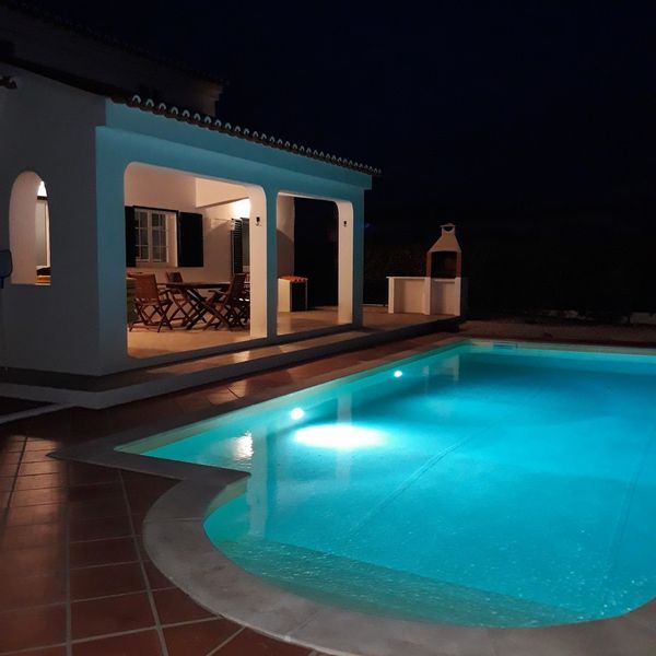 Villa avec piscine privée dans zone résidentielle calme.