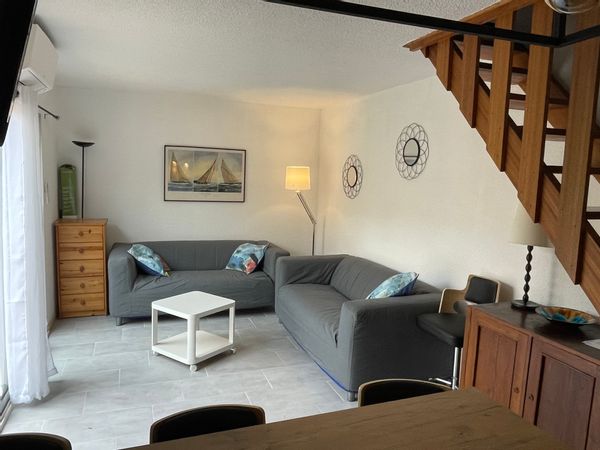 Villa 2 Chambres Clim,Wifi,Rénovée ,bord de MARINA des Capellans ST CYPRIEN avec piscine