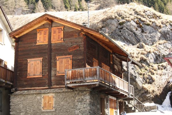 Cosy 3 br flat in a Swiss chalet in the Alps ( no exchanges in the winter)