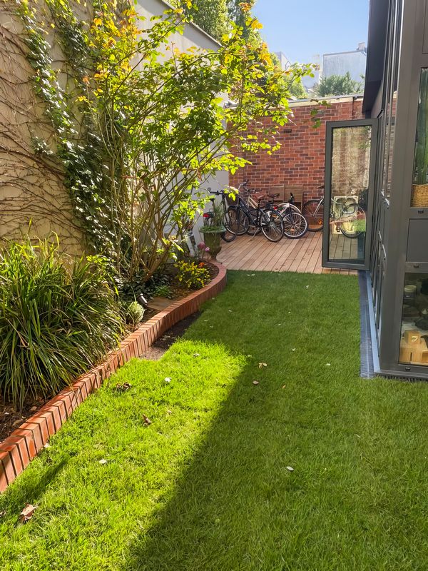 PARIS individual luxury house with garden . 5 BRs
