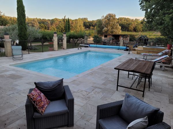 Jolie maison avec piscine dans les vignes provençales