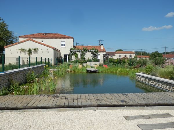 Maison avec bassin de baignade naturel