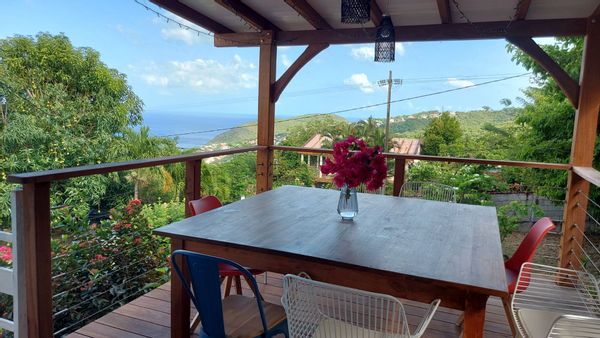 Maison fraîche, bien ventilée avec vue sur la mer des Caraïbes. 2 chambres, 2 SDB, 50 m² terrasse.