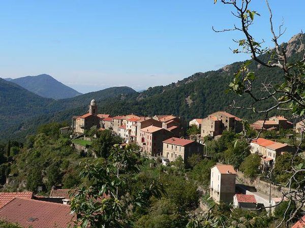 Maison dans village typique corse en montagne